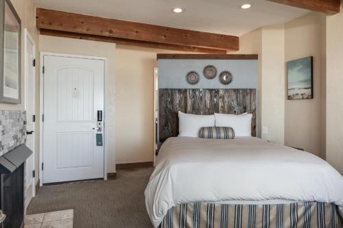 Cama o camas de una habitación en Cypress Inn on Miramar Beach