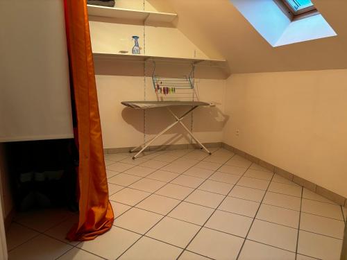 Cette chambre mansardée dispose d'un lavabo et d'une fenêtre. dans l'établissement Maison meublée, à Bourges
