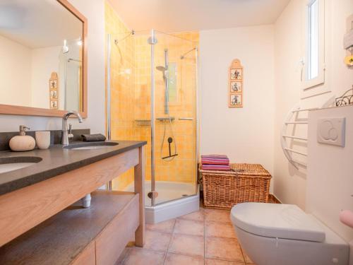 een badkamer met een douche, een toilet en een wastafel bij Lou Romarin in Nans-les-Pins