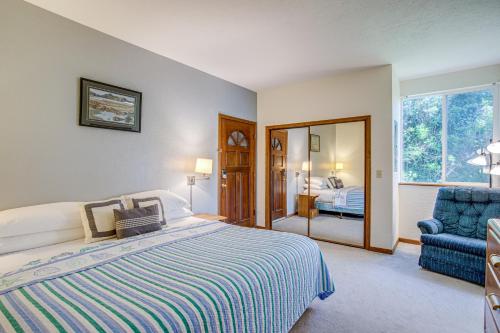 Postel nebo postele na pokoji v ubytování Yaquina Bay Views! Restaurants, Shops, Walk to Everything! Unit 2