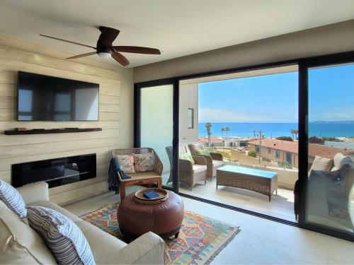 ロサリトにあるLovely Condo Stunning Ocean Viewのリビングルーム(ソファ、テレビ、暖炉付)