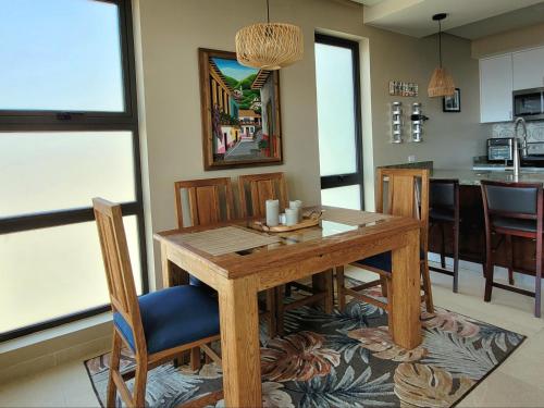 Lovely Condo Stunning Ocean Viewにあるキッチンまたは簡易キッチン
