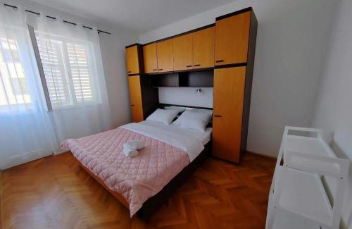 Apartments with parking space Rab - 23298
