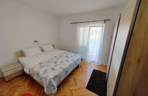 Apartments with parking space Rab - 23298
