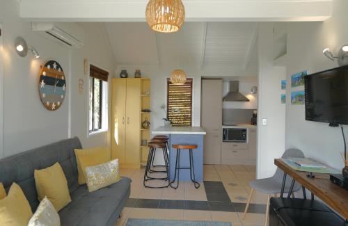a living room with a couch and a kitchen at Paradise Palm Beach, Hot Tub in Palm Beach
