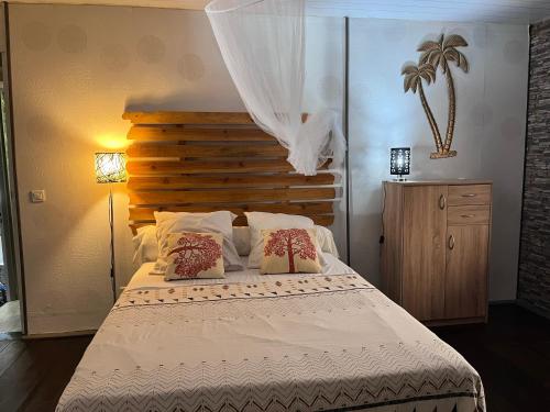 Faaora Lodge, little paradise tesisinde bir odada yatak veya yataklar