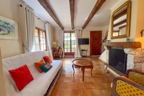 un salon avec un canapé et une cheminée dans l'établissement LA LEZARDIERE Villa for 6 By Sunset, à Le Tignet