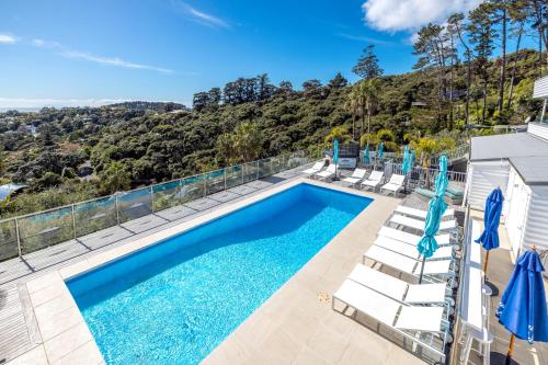 an image of a swimming pool with chairs and umbrellas at Palm Beach - SupaCute Cottage Free Wifi in Palm Beach