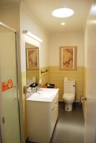 a bathroom with a sink and a toilet at Energy Motor Lodge Papamoa in Tauranga