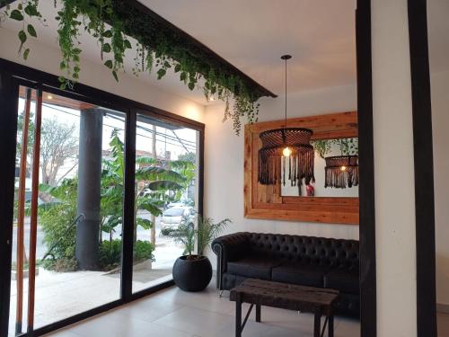 a living room with a couch and a mirror at Italia 440 2C in Tigre