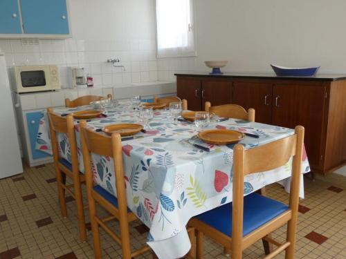 Fotografia z galérie ubytovania Appartement 1 chambre à Notre-Dame-de-Monts, proche plage, terrasse, animaux acceptés - FR-1-540-216 v destinácii Notre-Dame-de-Monts