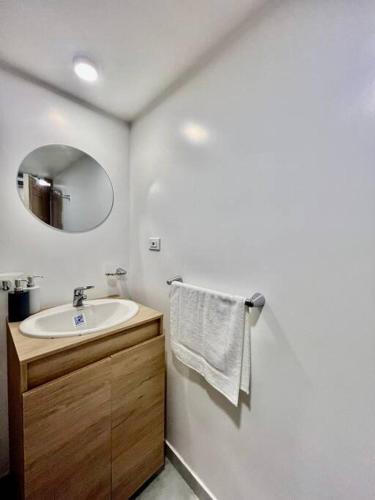 a bathroom with a sink and a mirror at aparta estudio de lujo sector Unicentro in Pasto