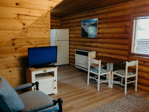 TV a/nebo společenská místnost v ubytování Alaska Cozy Cabins