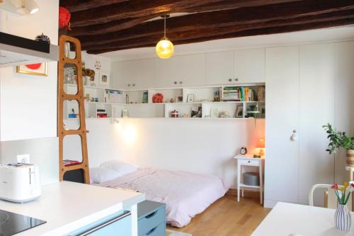 - une petite chambre avec un lit et une échelle dans l'établissement Bright and quiet 25 m apartment, à Paris