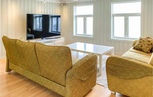 Svetainės erdvė apgyvendinimo įstaigoje Awesome Home In Kristiansund With House Sea View