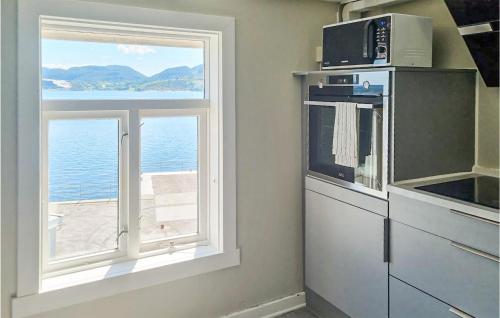 Η κουζίνα ή μικρή κουζίνα στο Cozy Home In Kristiansund With Wifi