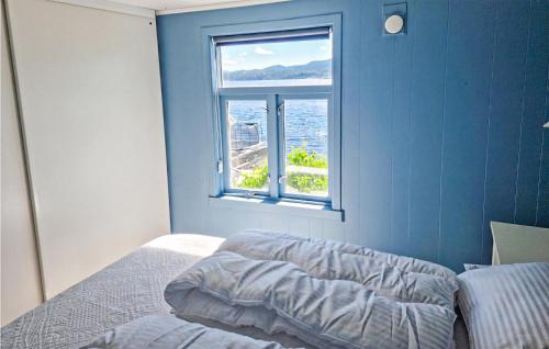 Schlafzimmer mit einem Bett und einem Fenster in der Unterkunft Awesome Home In Kristiansund With House Sea View in Kristiansund