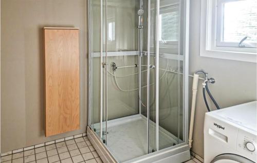 y baño con ducha y puerta de cristal. en Awesome Home In Kristiansund With House Sea View en Kristiansund