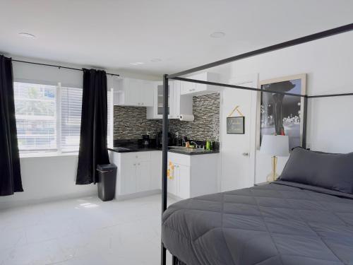 Η κουζίνα ή μικρή κουζίνα στο Beachside Oasis, Miami Beach Apt with parking included