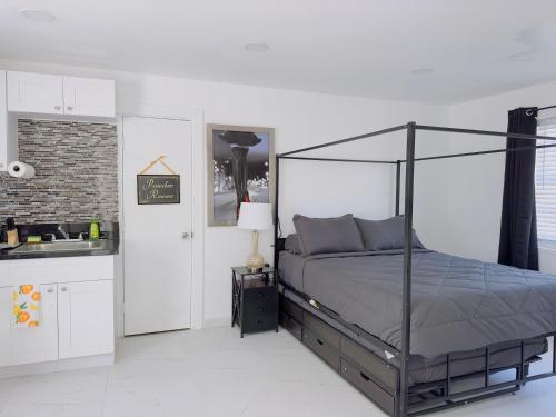 Ένα ή περισσότερα κρεβάτια σε δωμάτιο στο Beachside Oasis, Miami Beach Apt with parking included