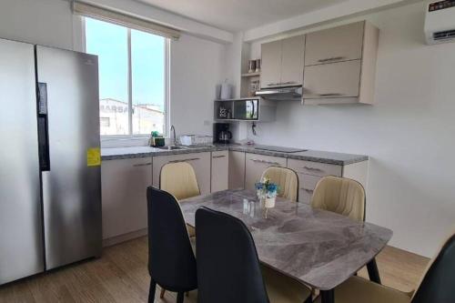 a kitchen with a table and chairs in a kitchen at Departamento con vista al mar in Jaramijó