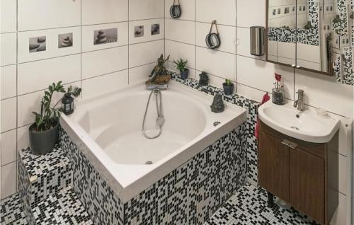 Koupelna v ubytování Amazing Home In Ljusfallshammar With Wifi
