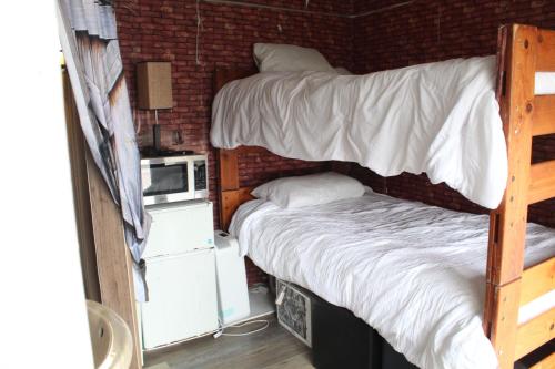 Postel nebo postele na pokoji v ubytování Keshe Plasma Rooms