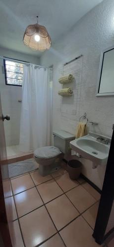 Koupelna v ubytování hermosa casa en ajijic con alberca CLIMATIZADA