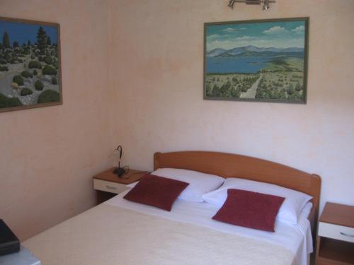 מיטה או מיטות בחדר ב-Apartments Darinka