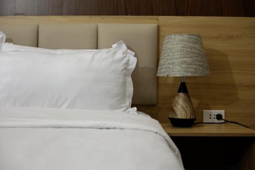 Una cama o camas en una habitación de Millennium Hanoi Hotel