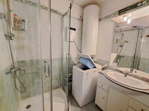 une salle de bain avec douche et lavabo dans l'établissement Appartement 2 pièces accès direct plage avec parking privé - FR-1-326-823, à Marseillan