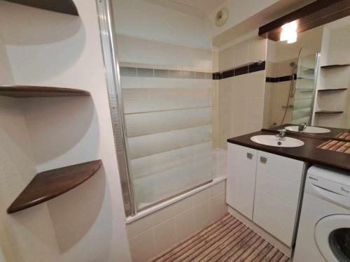 La petite salle de bains est pourvue d'une douche et d'un lavabo. dans l'établissement Appartement T2 avec Terrasse, Piscine et Parking Privé - Marseillan - FR-1-326-826, à Marseillan