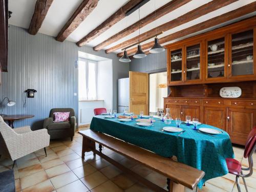 une salle à manger avec une table et un chiffon bleu dans l'établissement Maison rénovée 12 pers, proche Loudenvielle, wifi, jardin, terrasse, navette télécabine à 50m - FR-1-695-56, à Loudenvielle