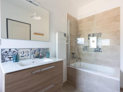 ein Badezimmer mit Waschbecken und Dusche in der Unterkunft Maison rénovée 12 pers, proche Loudenvielle, wifi, jardin, terrasse, navette télécabine à 50m - FR-1-695-56 in Loudenvielle