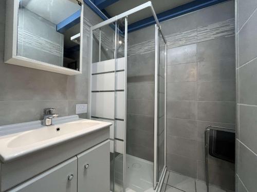 une salle de bain avec un lavabo et une douche dans l'établissement Pavillon à Gruissan avec Piscine, Terrasse et Parking Privé - 4 Couchages - FR-1-229-889, à Gruissan