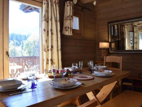 une table en bois avec des assiettes et des verres à vin dessus dans l'établissement Appartement 4 pièces pour 6 personnes, Méribel - Équipements modernes, Balcons, Parking, Wifi, 4 étoiles - FR-1-180-615, à Les Allues