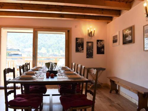 une salle à manger avec une longue table et des chaises dans l'établissement Chalet 5 pièces pour 12 pers. avec cheminée et animaux acceptés - FR-1-180-616, à Les Allues
