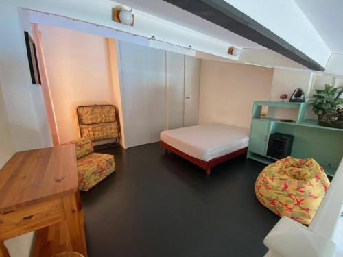 une pièce avec une chambre avec un lit et un bureau dans l'établissement Studio Mezzanine avec Piscine, 4 Pers, Le Barcarès - FR-1-81-617, au Barcarès