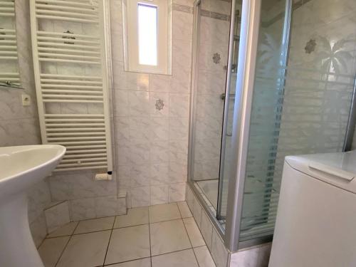 une salle de bain avec douche et lavabo dans l'établissement Studio Mezzanine avec Piscine, 4 Pers, Le Barcarès - FR-1-81-617, au Barcarès
