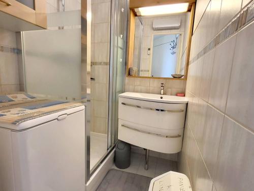 une petite salle de bain avec un lavabo et des toilettes dans l'établissement T3 avec piscine, tennis, climatisation, parking à 200 m des plages - FR-1-316-334, à Six-Fours-les-Plages