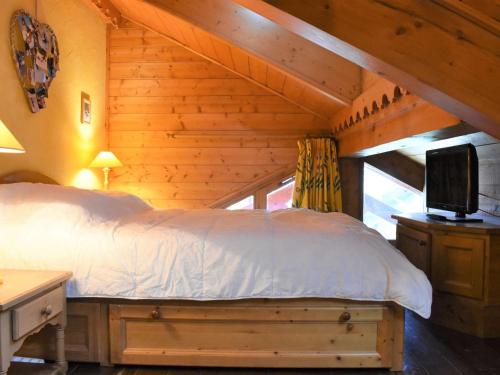 - une chambre avec un lit et une télévision dans une cabine dans l'établissement Magnifique Appartement 3 Pièces 4 Pers, Méribel Village, Balcon, Cheminée, Proche Télésiège - FR-1-180-627, à Les Allues