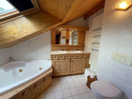une salle de bain avec une baignoire, des toilettes et un lavabo dans l'établissement Magnifique Appartement 3 Pièces 4 Pers, Méribel Village, Balcon, Cheminée, Proche Télésiège - FR-1-180-627, à Les Allues