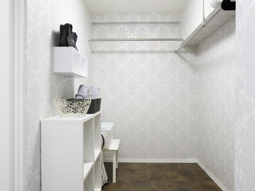 a room with white walls and a white closet at シャトーひらぎし in Sapporo