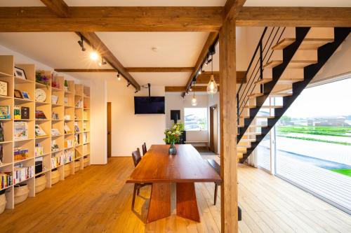 仙北市にあるFarm To Table NORICHIE 新築 田園風景と星空を楽しむ 1日1組限定貸切 プライベートバケーションレンタル 1泊2食付きのダイニングルーム(テーブル、本棚付)