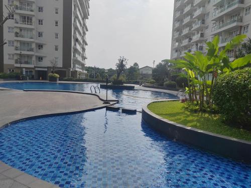 a swimming pool in the middle of a city with buildings at 温馨小屋18 in Bandung