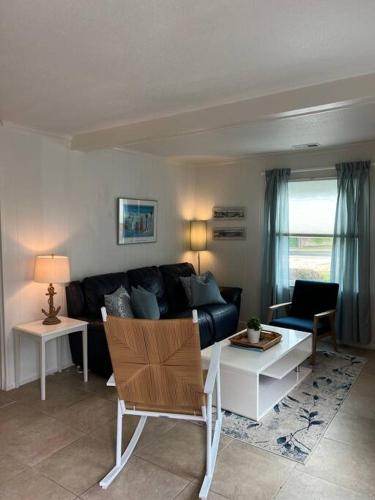 Posezení v ubytování Absolute Beach 4bedrooms-3bath steps to beach