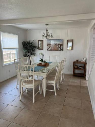 Posezení v ubytování Absolute Beach 4bedrooms-3bath steps to beach