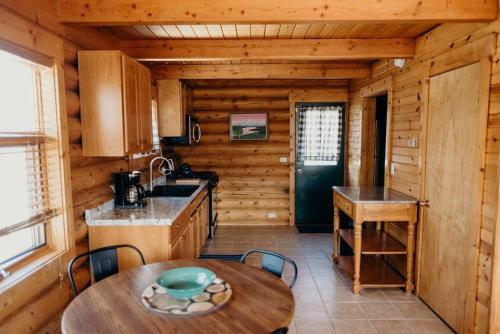 Kuchyň nebo kuchyňský kout v ubytování Beautiful Alaskan Log Cabin on Wooded Lot