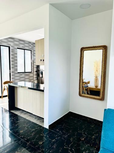 a kitchen with a mirror and a blue couch at Villa Bella Verde in Acacías