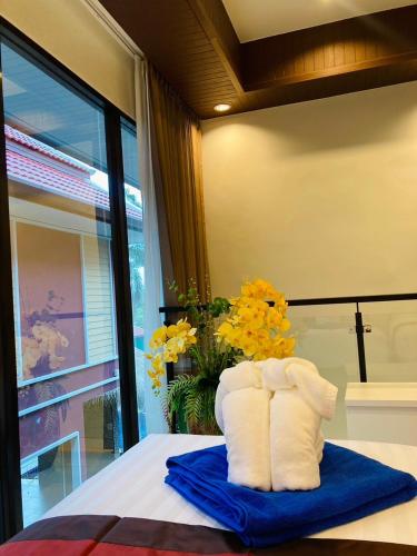 Postel nebo postele na pokoji v ubytování Boutique Resort Private Pool Villa - SHA Extra Plus